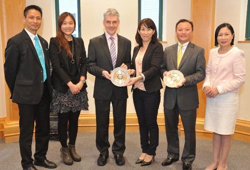 大学向捐款人致谢: (左起) 刘永松教授、香港大冢制药有限公司高级市务主任吴丽雯小姐、贝力行教授、小濑爱小姐、高宝明先生、发展事务处总监陈郑惠兰女士。