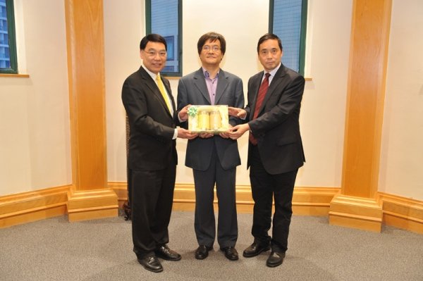 President Albert Chan (left) and Professor Lu Aiping, present a souvenir to Mr. Raymond Kwok (centre)