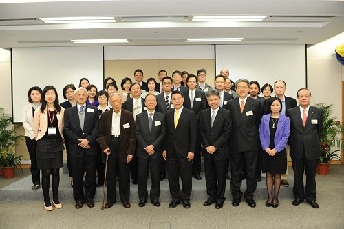 President Albert Chan (centre, front row) and University’s senior management welcome the delegation from the Hong Kong General Chamber of Commerce to the University
