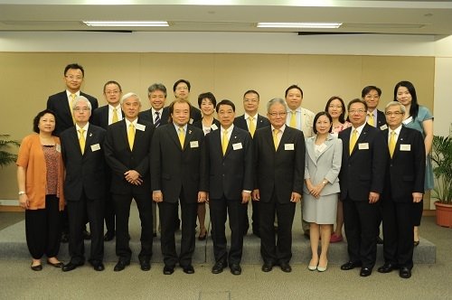 President Albert Chan (front row, fifth from left) and members of the University’s senior management welcome the delegation from the Hong Kong General Chamber of Small and Medium Business to the University
