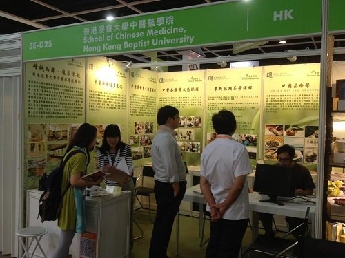 中医药学院透过摊位展览，加深公众人士对中医药文化的认识和了解