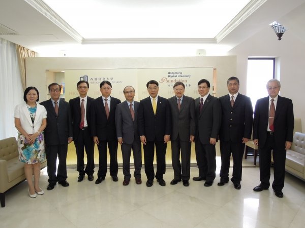 President Albert Chan (fifth from right) and members of the University’s senior management team welcome Mr. Lam Yee-wing (fourth from right) and the Hong Kong Toi Shan Association delegation to HKBU