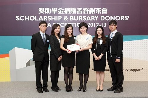 香港賽馬會獎學金計劃的五位得獎同學衷心感謝香港賽馬會代表鄧詠茵女士 (右三) 的慷慨支持