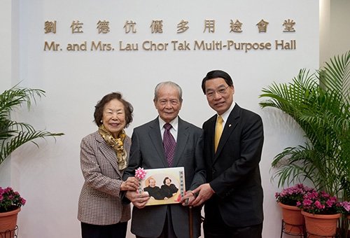 President Albert Chan (right) expresses his heartfelt gratitude on behalf of the University to Mr. and Mrs. Lau Chor-tak for their care and support