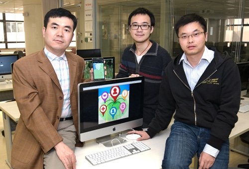 （右起）計算機科學系副教授徐建良博士、博士研究生陳乾及研究助理教授胡海波博士，共同研究「使用流動社交網絡位置搜尋的私隱保護」技術，改善使用流動通訊時可能洩露私隱的情況