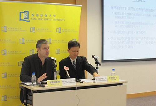 Professor Prendergast (left) and Dr. Tsang share the findings of the survey on how consumers perceive socially responsible consumption in Hong Kong