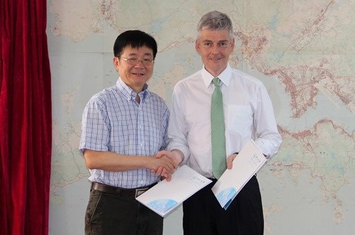 贝力行教授 (右) 与陈广汉教授签署协议书，加强浸大与中山大学的研究及学术合作