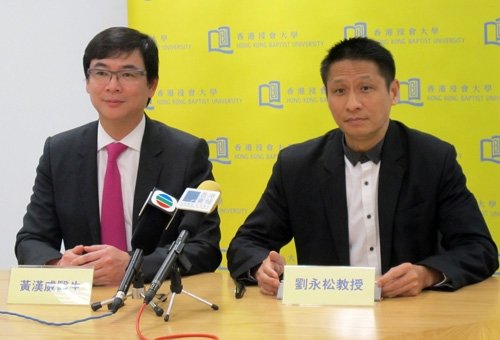 劉永松教授(右)與黃漢威醫生分享鼻敏感症狀對運動表現及生活質素的關係的研究結果