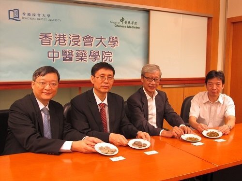 (左起) 浸大中医药学院研究及开发部一级讲师梁启文博士、中医药学院研究及开发部主任禹志领博士、香港八珍国际有限公司董事经理伍锦康博士和副总经理黎锡平先生，於记者会上分享「中药材炮制用醋的标准化研究」计划