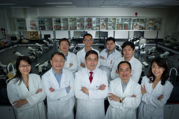中医药学院院长吕爱平教授 (前排中) 将出任「化学生物传感与计量学国家重点实验室（湖南大学）香港浸会大学分室」主任，率领其团队与湖南大学共同开展研究