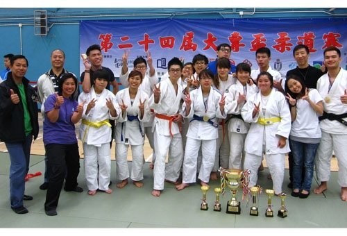 Athletes from the HKBU Judo Team, former team members and head coach Mr. Ngai Wai-wo (first from left) are delighted at the outstanding results at the 24th Joint College Judo Competition