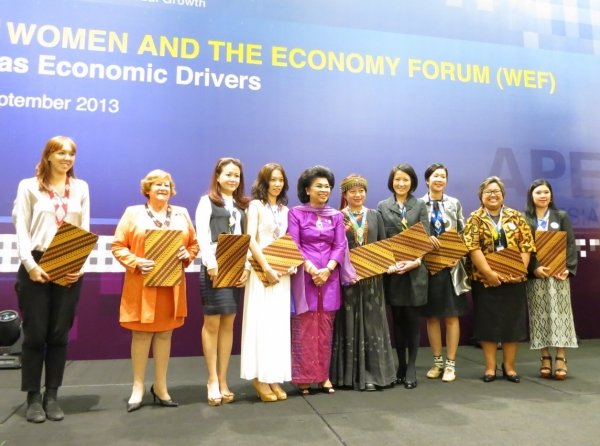 Karen (fourth from right) joins other award recipients from China, Taiwan and Australia to receive the Young Women Innovator certificate from Mrs. Linda Amalia Sari Gumelar (fifth from left), State Minister for Women’s Empowerment and Child Protection of Indonesia