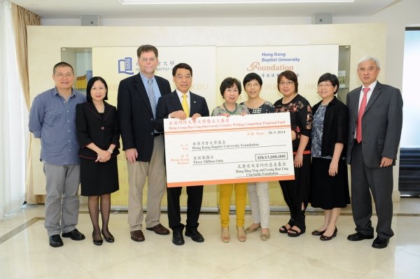 On behalf of the University, Professor Albert Chan (fourth from left) and Professor Douglas Robinson (third from left) receive the donation from Ms Belinda Hung (fourth from right) and Ms Hung Lai-sum (centre).