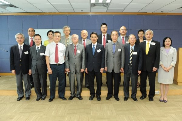 陳新滋校長 (前排中) 與大學管理人員歡迎香港觀塘工商業聯合會代表團到訪參觀