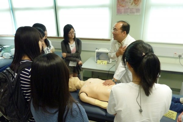 A School of Chinese Medicine staff member briefs secondary school students on cardio-pulmonary resuscitation