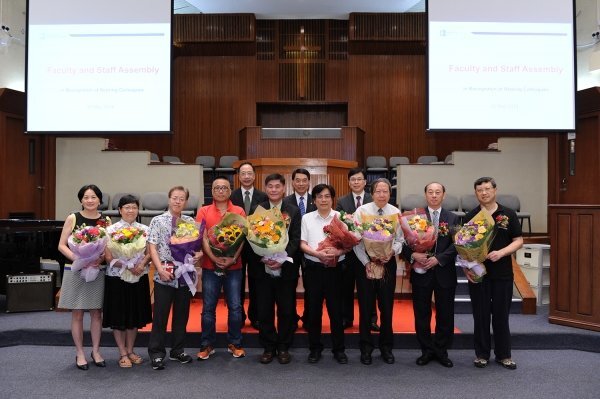 President Albert Chan (centre, back row), Professor Rick Wong (right, back row), Vice-President (Research and Development), and Mr Andy Lee (left, back row), Vice-President (Administration) and Secretary, pay tribute to the retiring colleagues