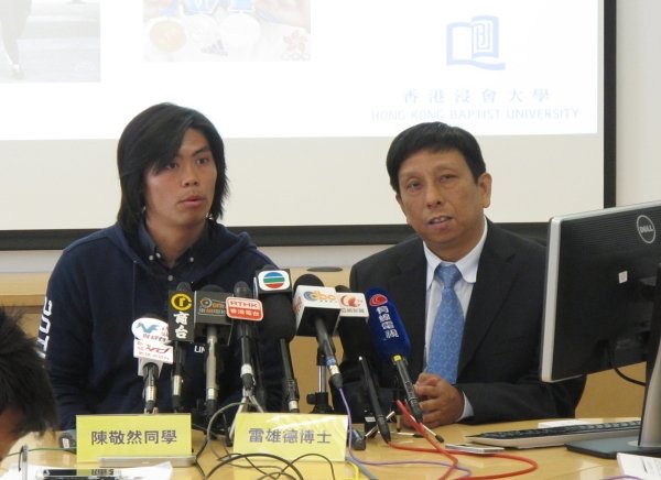 雷雄德博士 (右) 向参加香港马拉松赛的健儿提出应战建议，而陈敬然同学则分享参与马拉松赛的经验。