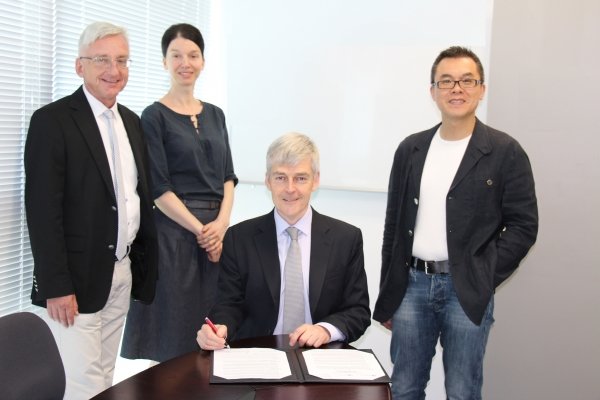貝力行教授 (右二) 在麥勁生教授 (右)、H. Werner Hess教授 (左) 及Bettina Dietz博士(左二) 陪同下簽署備忘錄