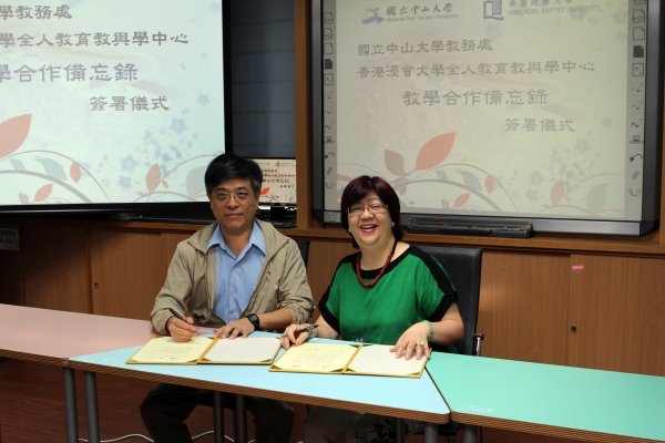 Dr Eva Wong (right) and Professor Lio Mon-chi sign the Memorandum of Cooperation for the benefit of the academic development of the two universities
