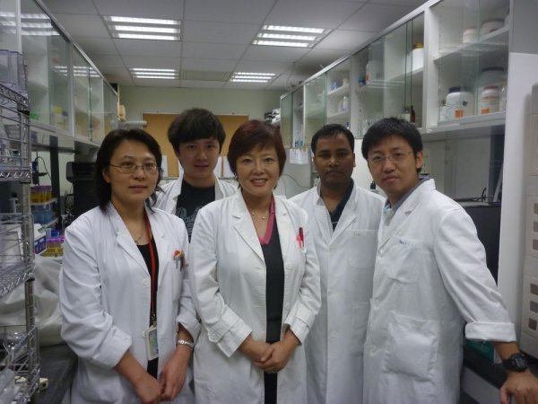 Dr Li Min (centre), Dr Lu Jiahong (right) and the research team
