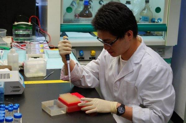 孫進博士初步研究載人潛水器「蛟龍號」在中國南海取得的深海貽貝樣本，與西太平洋的深海貽貝樣本有基因關連，於是主動邀請日本科學家聯合作進一步研究。