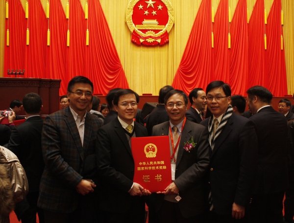 （左起）浸大协理副校长暨理学院院长汤涛教授、黄维扬教授、朱力行教授和副校长（研究及拓展）黄伟国教授一同出席在北京举行的颁奖礼