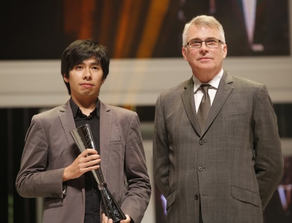 (Photo provided by HKADC) Professor John Aiken, Director of the Academy of Visual Arts, presents the award to Mr Kingsley Ng (left) at the ceremony