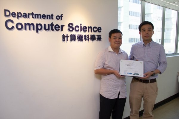 張曉明教授（右）和辜方清同學合著的論文獲國際會議頒發「最佳論文獎」。