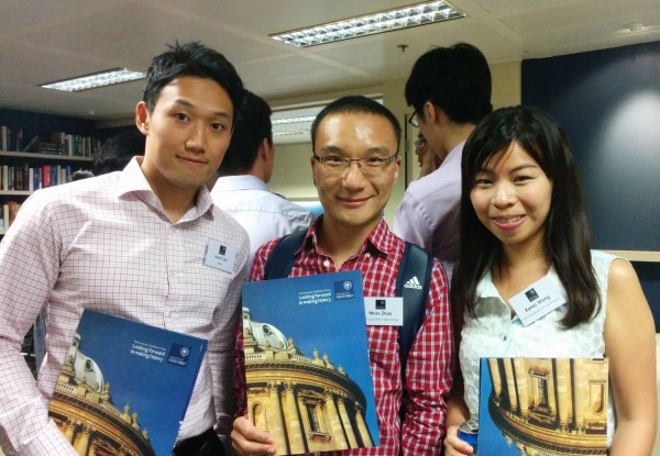 赵一泽（中）获全额奖学金到牛津大学进修