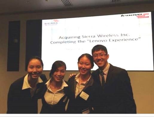 李紫瑞同学 (左)、尤鉷榆同学 (左三) 与另外两位来自新加坡的本科课程学生发挥极佳的团队精神，夺得投资银行案例分析大赛季军