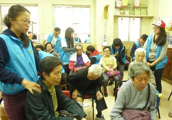 中医药学生为深水埗区的长者提供中医保健服务，以课堂所学回馈社群