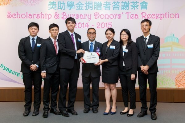 信興集團主席兼行政總裁蒙德揚先生（中）頒發兩項獎學金予六位學生