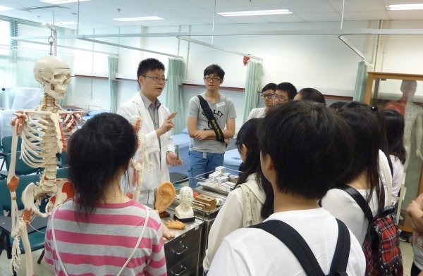 A School of Chinese Medicine staff briefs sixth form students on the School’s facilities