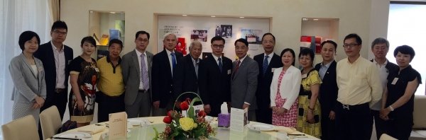 浸大代表欢迎香港中华工商总会代表团到访大学参观