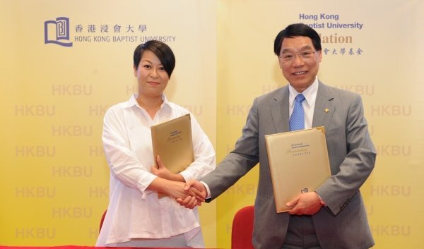 陈思敏女士（左）与陈新滋教授签订协议，承诺捐资港币800万元予浸大