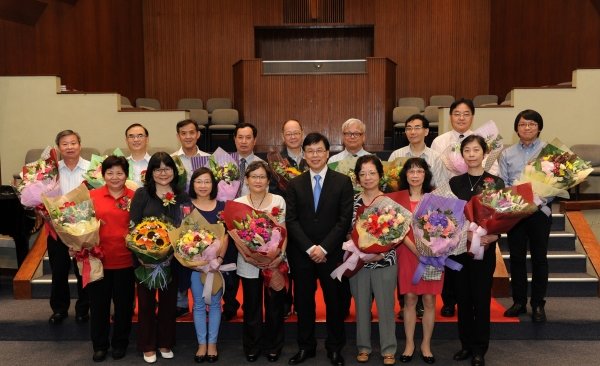 On behalf of the University, Professor Rick Wong (front row, 5th from left) expresses sincere appreciation to the retiring colleagues.
