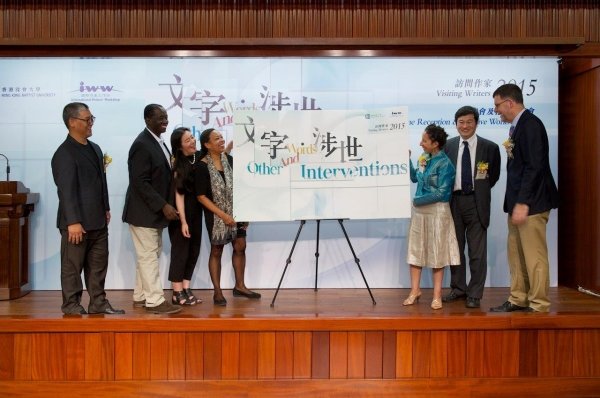 （右起）罗德恪教授、陈致教授与五位访问作家为本年度国际作家工作坊活动揭幕