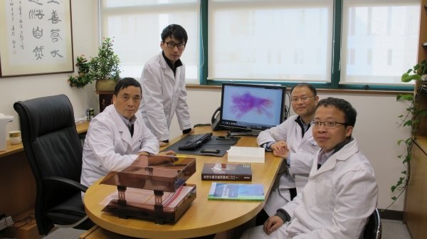呂愛平教授 (左) 和張戈博士 (右二) 率領浸大研究團隊成功開發新型成骨細胞特異性遞送系統