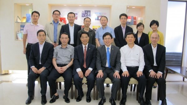 Mr Liu Jianshun, Chairman of Zhangzhou Pien Tze Huang Pharmaceutical Company Limited (front row, second from left) and Professor Albert Chan (front row, third from left) pose for a photo with representatives of the two parties after the signing of the agreement