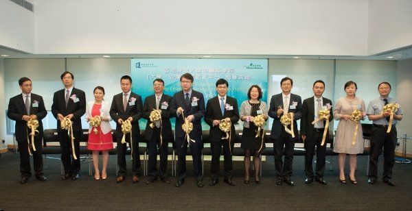 創新科技署助理署長鄧智良先生（左六）、浸大署理校長黃偉國教授（左七）、深圳市生命科學與生物技術協會秘書長王艷梅博士（左八）、中醫藥學院院長呂愛平教授（左一）、中醫藥學院技術開發部主任張戈博士（右一）與合作機構代表聯合主禮