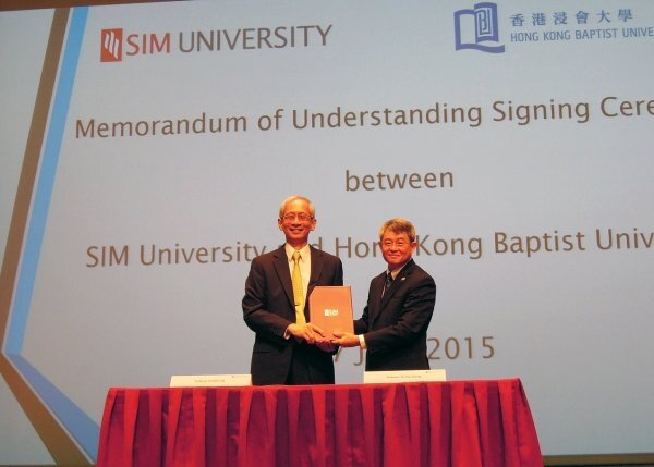 Professor Franklin Luk (left) and Professor Tsui Kai-chong, Provost of SIM University represent the two institutions to sign an agreement for the betterment of teaching and learning.
