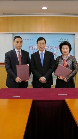（左起）呂愛平教授、黃偉國教授與鄭翔玲女士代表雙方簽署兩份合作框架協議