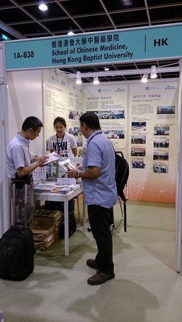 The general public learns more about traditional Chinese medicine and Chinese medicinal health products at the booth run by the School of Chinese Medicine