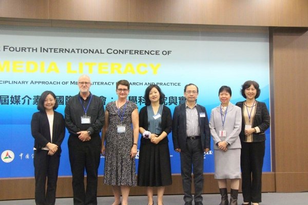 Officiating guests at the conference were Professor Zhang Yanqiu (forth from left) and Professor Ringo Ma (third from right). The co-chairs were Dr Alice Lee (first from left), Professor Kara Chan (second from right) and Professor Zhang Kai (first from right) and the plenary speakers were Professor Andrew Burn (second from left) and Professor Ellen Seiter (third from left).