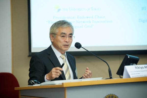 Rikiya Abe教授在亚洲能源会议上主讲日本实现互联网能源的挑战及前景。