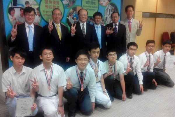 The Secretary of Education, Mr Eddie Ng (back row, third from left) and Dr Chan Mau-hing (back row, first from right), congratulate the eight winning students on 12 May 2015.
