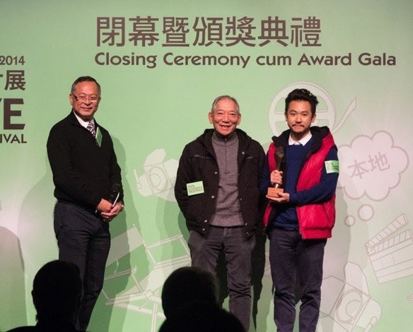 Cai Jiahao (right) receives the award from Dr Johnnie To (left) and Mr Yuen Wo-ping