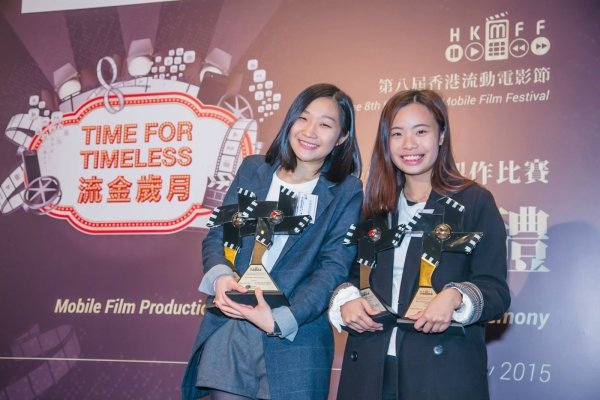 邱詠恩 (左) 及孫名慧憑紀錄短片《快樂自拍時代》奪四獎項