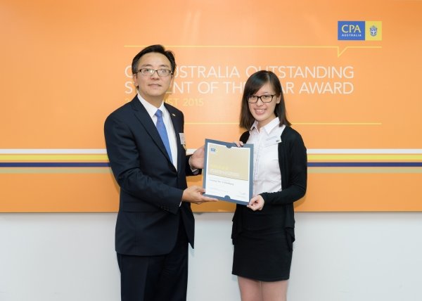 Bethany Leung (right) receives the Outstanding Student of the Year award from Mr Kenneth Chen, Divisional President for Greater China, CPA Australia