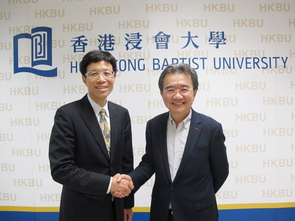 錢大康校長 (右) 恭賀周偉立博士獲委任為副校長（教與學）